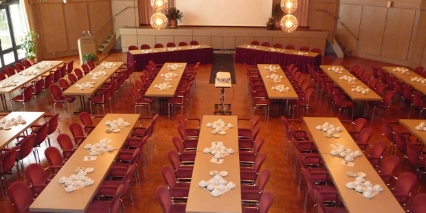 Tagungshotels - Kultur-Incentive: Theater - Niedersachsen - Konferenzbestuhlung mit langen Tafeln - Potpourri - die Eventgastronomie im Kurhaus