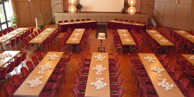 Tagungshotels - Bühne - Wietzendorf - Konferenzbestuhlung mit langen Tafeln - Potpourri - die Eventgastronomie im Kurhaus