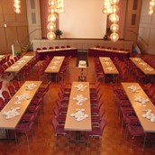 Seminarraum - Konferenzbestuhlung mit langen Tafeln - Potpourri - die Eventgastronomie im Kurhaus