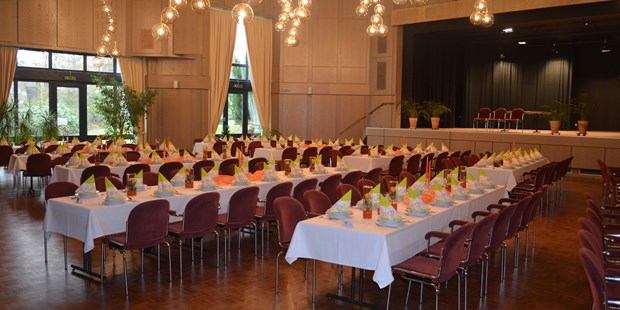 Tagungshotels - Mahlzeiten: Abendessen - Bergen (Landkreis Celle) - Bankettbestuhlung mit langen Tafeln - Potpourri - die Eventgastronomie im Kurhaus