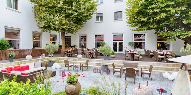 Tagungshotels - geeignet für: Seminar - Tiefenthal (Landkreis Bad Dürkheim) - Außenbereich im Hotel Innenhof, perfekt für Sommerevents oder eine Kaffeepause an der frischen Luft - Leonardo Royal Mannheim