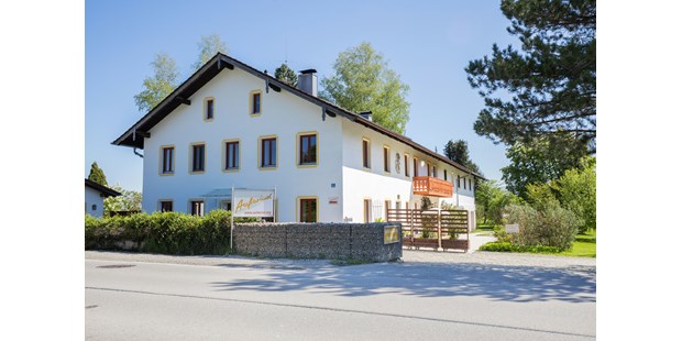 Tagungshotels - Gastronomie: Eigene Internationale Küche - Weilheim in Oberbayern - Seminarhaus von außen  - Seminarhaus Schlehdorf am Kochelsee 