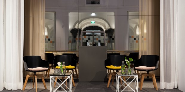 Tagungshotels - Gastronomie: Haubenküche - Maria-Lanzendorf - Podium und Lounge - SAAL der Labstelle