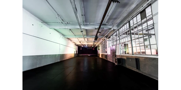 Tagungshotels - barrierefrei: komplett - Schönefeld - Glashaus Raum 1 leer mit Bühne - Glashaus