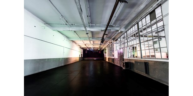 Tagungshotels - geeignet für: Empfang - Berlin-Stadt Tiergarten - Glashaus Raum 1 leer mit Bühne - Glashaus