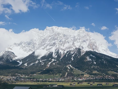 Tagungshotels - Adventure-Incentive: Schnitzeljagd - Österreich - Auch auf unserer Terrasse lässt es sich gut verweilen mit dem Ausblick - 180° Restaurant-Konditorei