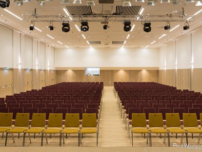 Tagungshotels - Bühne - Wien Margareten - Der große Seminarraum des BRUNO in Brunn am Gebirge, mit einem Fassungsvermögen für 500 Seminarteilnehmer. Die Raumhöhe beträgt 6 Meter. - BRUNO