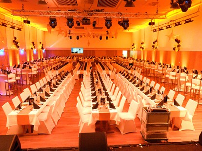 Tagungshotels - Mahlzeiten: Abendessen - Günselsdorf - Der größe Festsaal des BRUNO mit Tafelstellung für rund 250 Personen. - BRUNO
