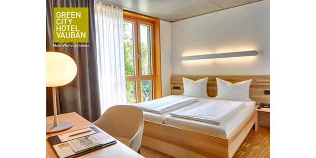 Tagungshotels - abgedunkelte Scheiben - Sankt Märgen - Standardzimmer / Rechteinhaber: © Green City Hotel Vauban - Green City Hotel Vauban 
