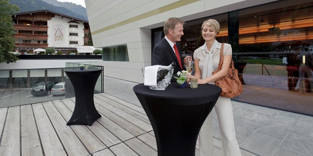 Tagungshotels - nächstes Hotel - Tirol - Empfang auf der Terrasse hinterm Gebäude, vom Saal Mayrhofen direkt erreichbar. - Europahaus.Mayrhofen