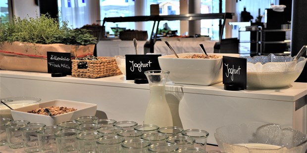 Tagungshotels - nächstes Hotel - Brandberg - Buffet für DIY-Joghurt mit verschiedenen Früchten & Toppings
 - Europahaus.Mayrhofen