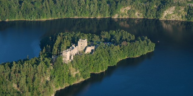 Tagungshotels - Umgebung: am See - Tautendorf (Röhrenbach) - Luftaufnahme der Ruine Dobra - Ruine Dobra