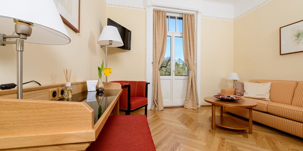 Tagungshotels - Garderobe - PLZ 2560 (Österreich) - Suite Wohnraum - Ines Dombois