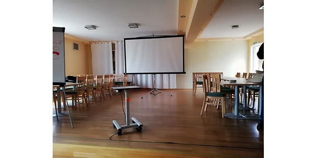 Tagungshotels - Beamer und Leinwand - Seminare (Bühne ist ca. 30 m2 groß) - Landgasthaus zur Post, St.Nikolai im Sausal