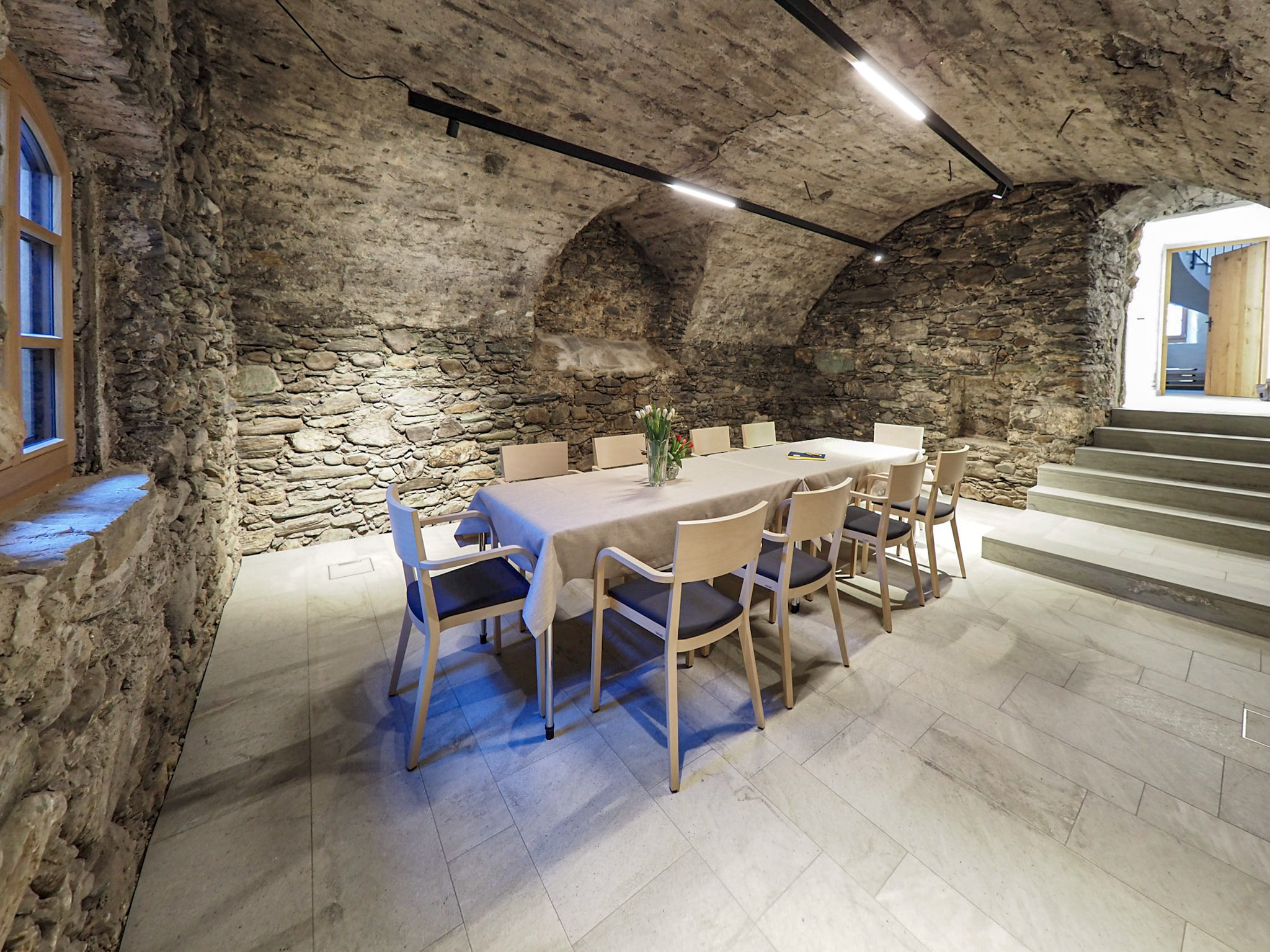 Tagungshotels - Art der Location: Kongresszentrum - Salzburg - Gruppen-/Tagungsraum im historischen Steingewölbe - Mesnerhaus Rauris - Ihre Location für Seminare und Veranstaltungen in den Alpen