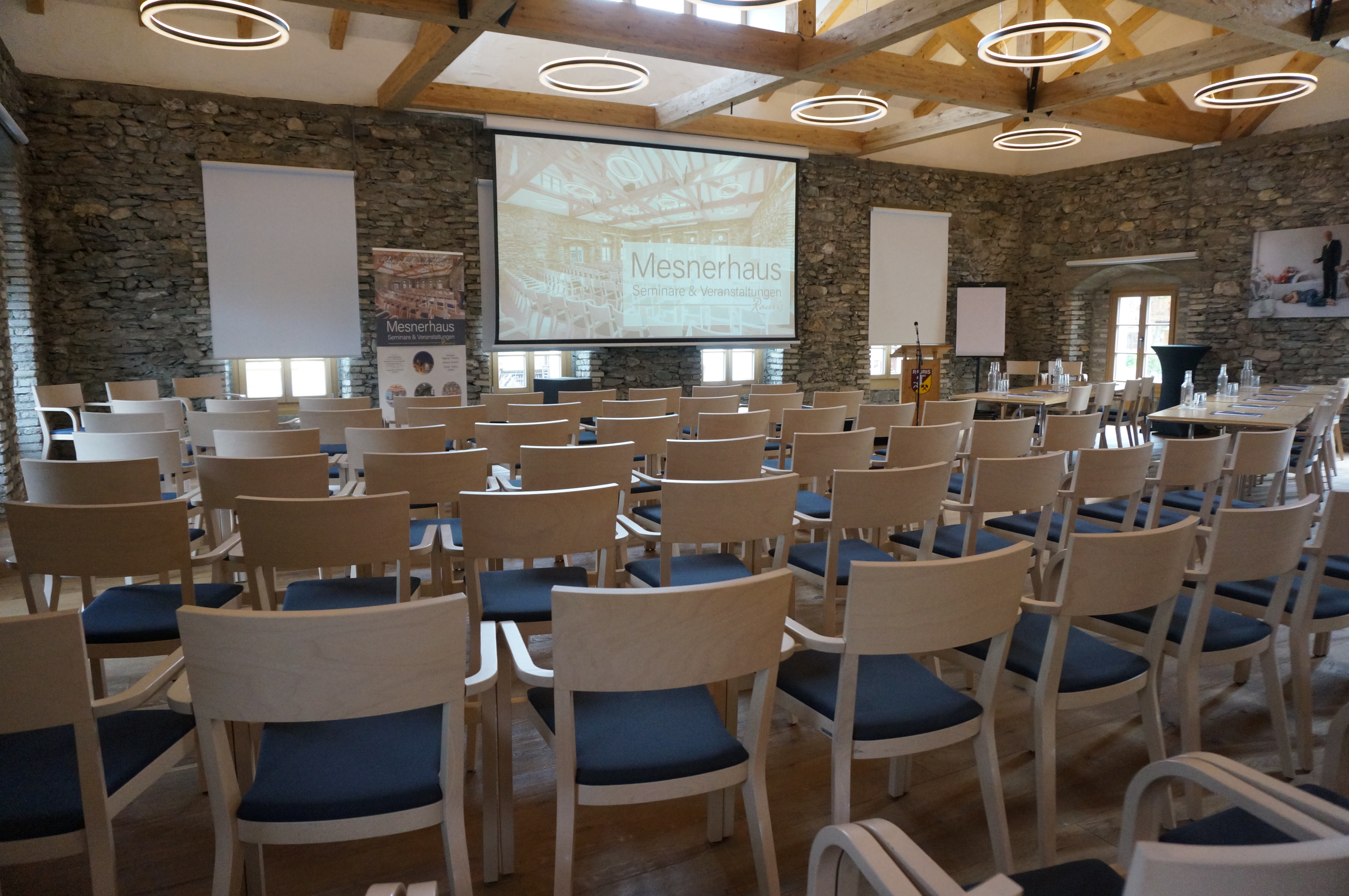 Seminarraum: Veranstaltungssaal mit Bestuhlung und Tagungssituation - Mesnerhaus Rauris - Ihre Location für Seminare und Veranstaltungen in den Alpen