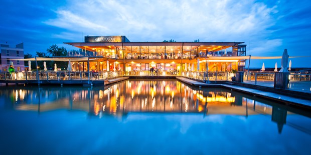 Tagungshotels - Donnerskirchen - Das Seerestaurant Katamaran am Neusiedlersee bietet auf zwei Etagen Platz für bis zu 270 Seminargäste. - SEERESTAURANT KATAMARAN