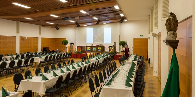 Tagungshotels - Beamer und Leinwand - Johann Orth Saal - Toscana Congress Gmunden/Villa Toscana