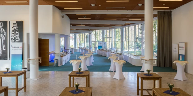 Tagungshotels - Beamer und Leinwand - Oberes Foyer - Toscana Congress Gmunden/Villa Toscana