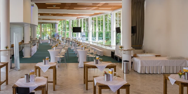 Tagungshotels - Beamer und Leinwand - Oberes Foyer - Toscana Congress Gmunden/Villa Toscana