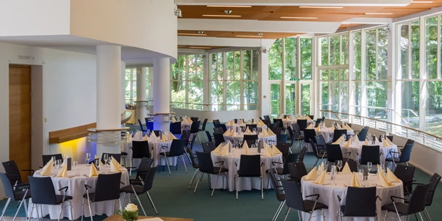 Tagungshotels - Beamer und Leinwand - Oberes Foyer - Toscana Congress Gmunden/Villa Toscana
