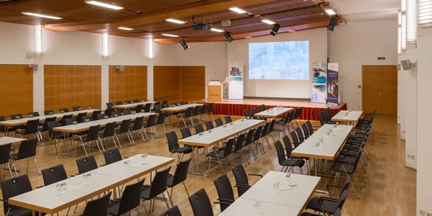 Tagungshotels - Beamer und Leinwand - Johann Orth Saal - Toscana Congress Gmunden/Villa Toscana