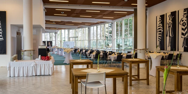 Tagungshotels - Beamer und Leinwand - Oberes Foyer - Toscana Congress Gmunden/Villa Toscana
