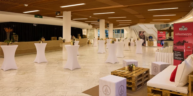 Tagungshotels - Beamer und Leinwand - Unteres Foyer - Toscana Congress Gmunden/Villa Toscana