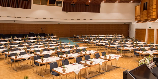 Tagungshotels - Beamer und Leinwand - Toscana Saal  - Toscana Congress Gmunden/Villa Toscana