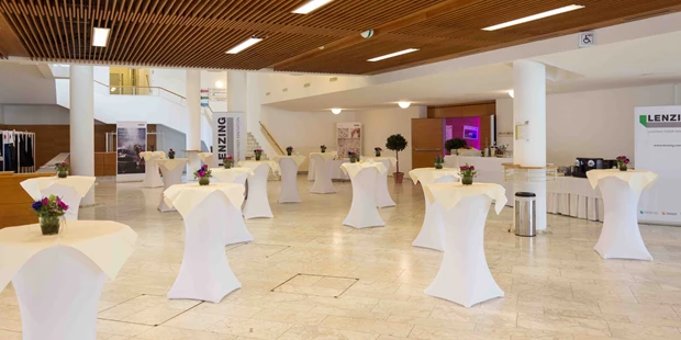 Tagungshotels - Beamer und Leinwand - Unteres Foyer - Toscana Congress Gmunden/Villa Toscana