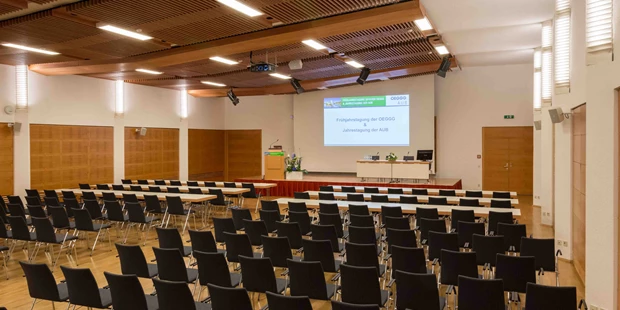 Tagungshotels - Beamer und Leinwand - Johann Orth Saal - Toscana Congress Gmunden/Villa Toscana