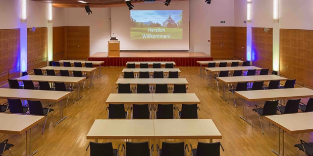 Tagungshotels - Beamer und Leinwand - Johann Orth Saal - Toscana Congress Gmunden/Villa Toscana