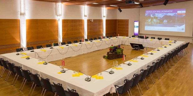Tagungshotels - Beamer und Leinwand - Johann Orth Saal - Toscana Congress Gmunden/Villa Toscana