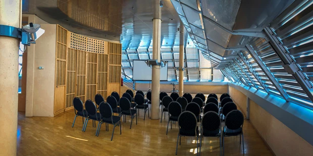 Tagungshotels - Beamer und Leinwand - Sky-Loft