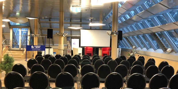 Tagungshotels - Beamer und Leinwand - Sky-Loft