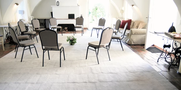 Tagungshotels - Abhörsicher: Einzelne Räume - Seminarraum s'Gwölb
Ein großer, heller Raum bietet Platz für die geistige Entfaltung von bis zu 15 Personen.
Im Sommer sorgt das historische Gemäuer für ein angenehmes Raumklima, im Winter wird's dank Kamin wohlig warm. - Großkandlerhaus