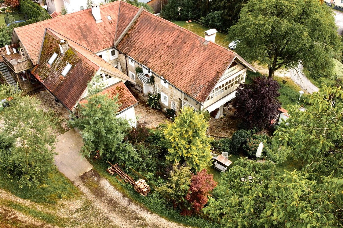 Seminarraum: Das 400 Jahre alte Landhaus, umgeben von Natur lädt ein um in aller Ruhe und weitab vom Alltag zu arbeiten, auch wenn Steyr nur 10 Autominuten entfernt ist.
 - Großkandlerhaus