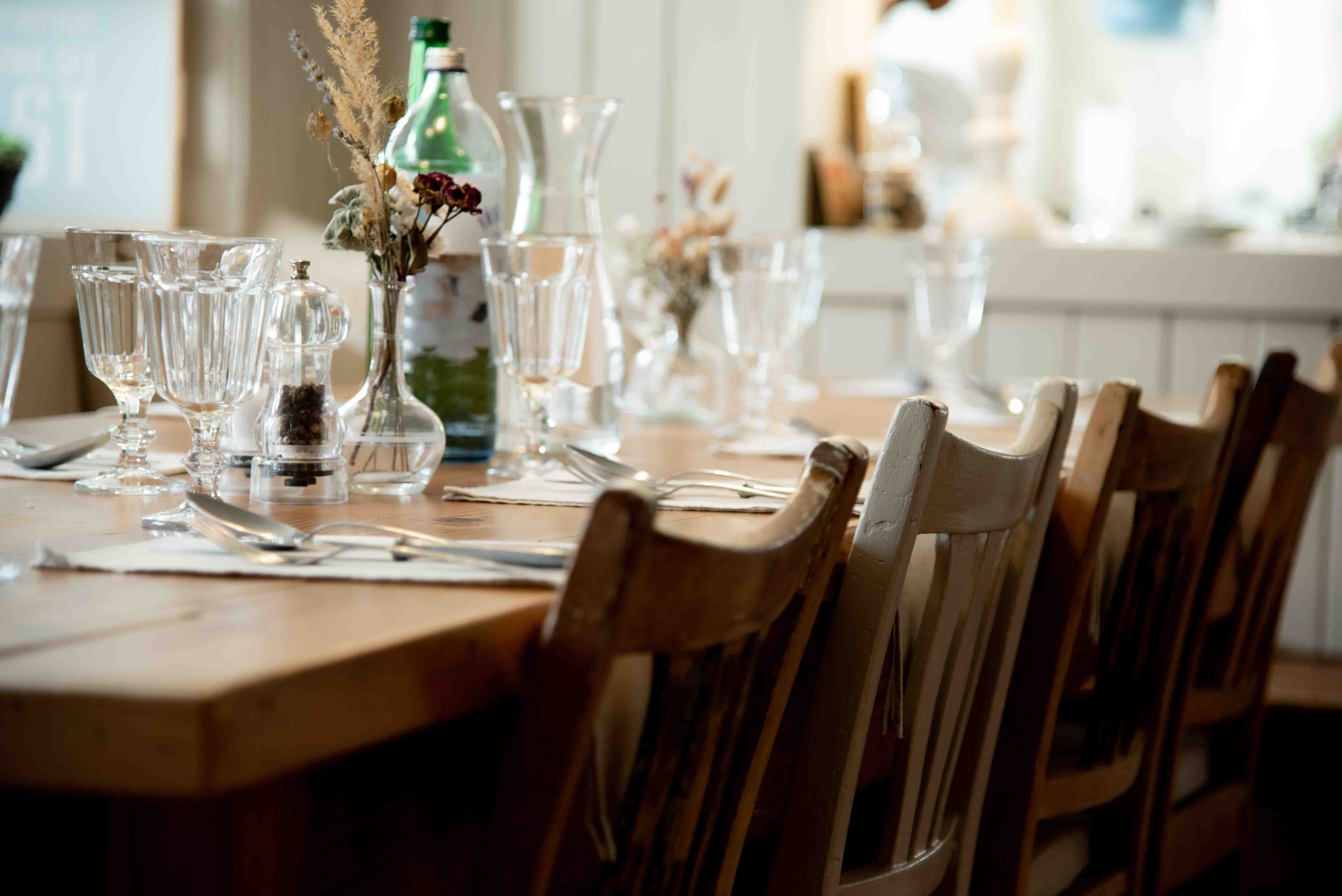 Seminarraum: gedeckter Tisch
 - Großkandlerhaus