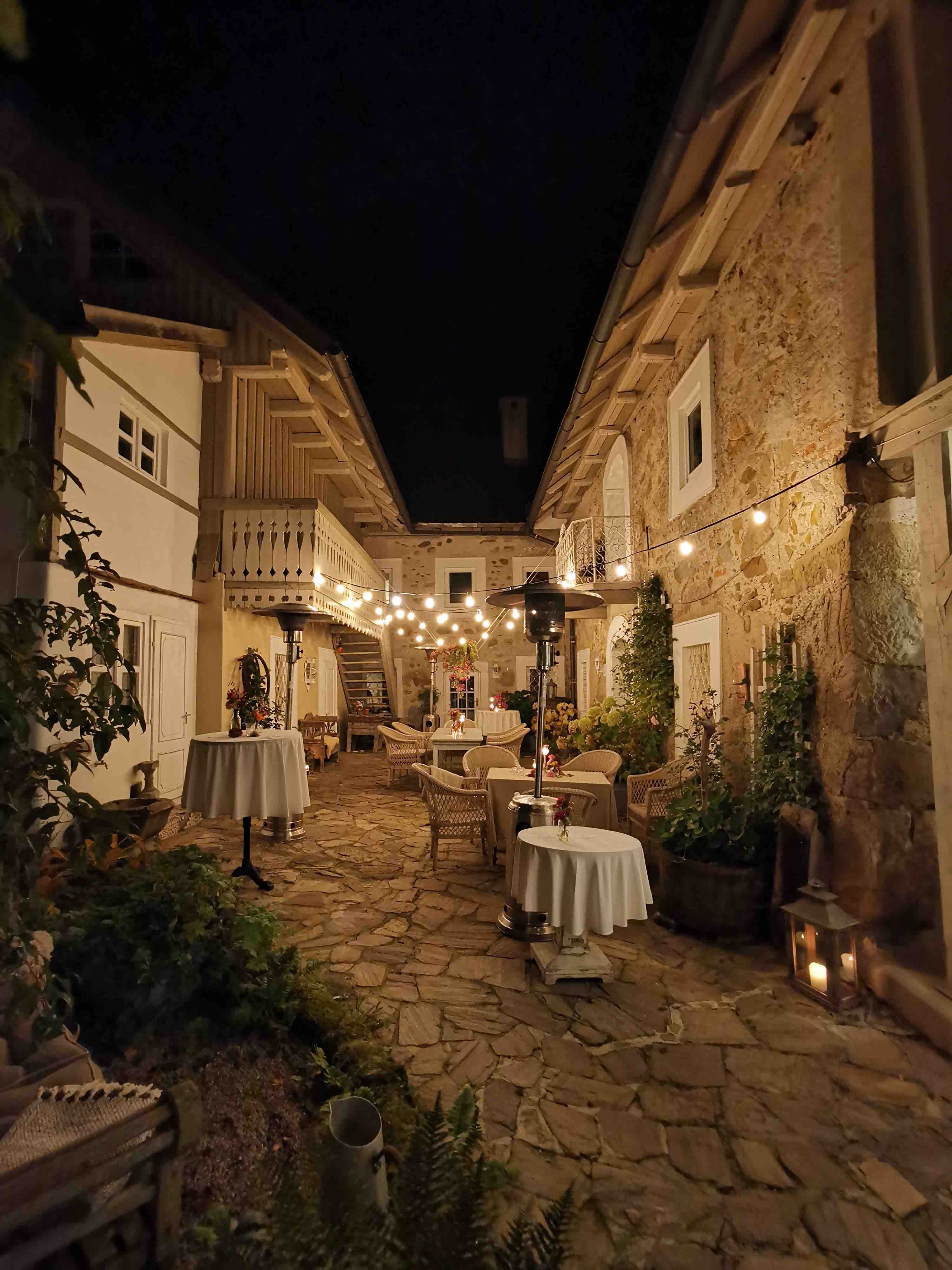 Seminarraum: Innenhof bei Nacht - Großkandlerhaus