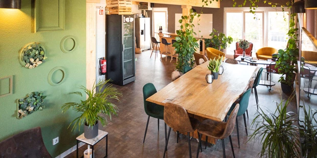 Tagungshotels - Beamer und Leinwand - GAZbar