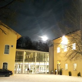 Seminarraum: Kulturhaus Bruckmühle am Abend - Eventlocation Bruckmühle