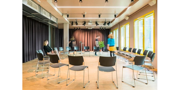Tagungshotels - Beamer und Leinwand - Sesselkreis - Gleis 21