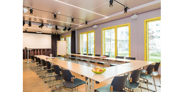 Tagungshotels - Beamer und Leinwand - U Form im Saal groß (117m2) - Gleis 21