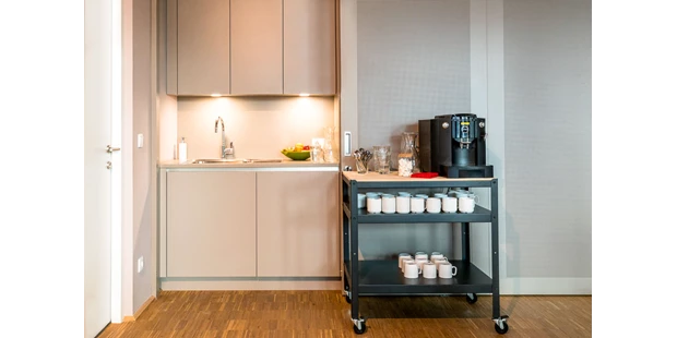 Tagungshotels - Beamer und Leinwand - Teeküche und Kaffee-Teewagen.  - Gleis 21