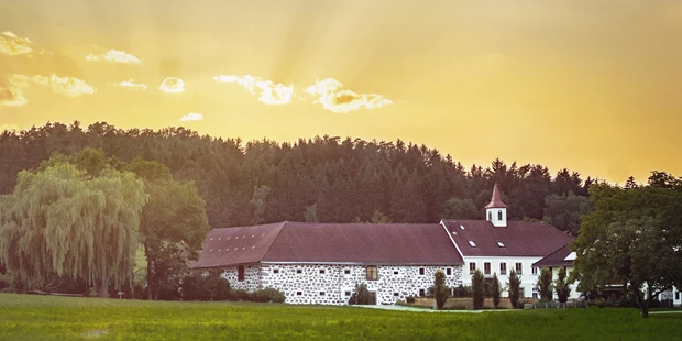 Tagungshotels - Mühlviertel - Herzlich willkommen am Lester Hof!
In der sanft hügeligen Landschaft des Mühlviertels finden Sie ein stilvolles Ambiente im Grünen vor. Der Steinbloß-Vierkanthof bietet einen exklusiven Rahmen. - Lester Hof