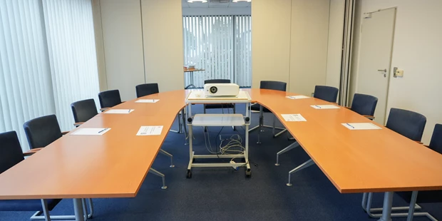 Tagungshotels - Beamer und Leinwand - Meetingraum Baden bis 16 Personen, barrierefrei - Businesspark Rheinfelden