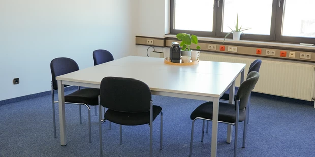Tagungshotels - Beamer und Leinwand - Meetingraum Co-Working bis 8 Personen - Businesspark Rheinfelden