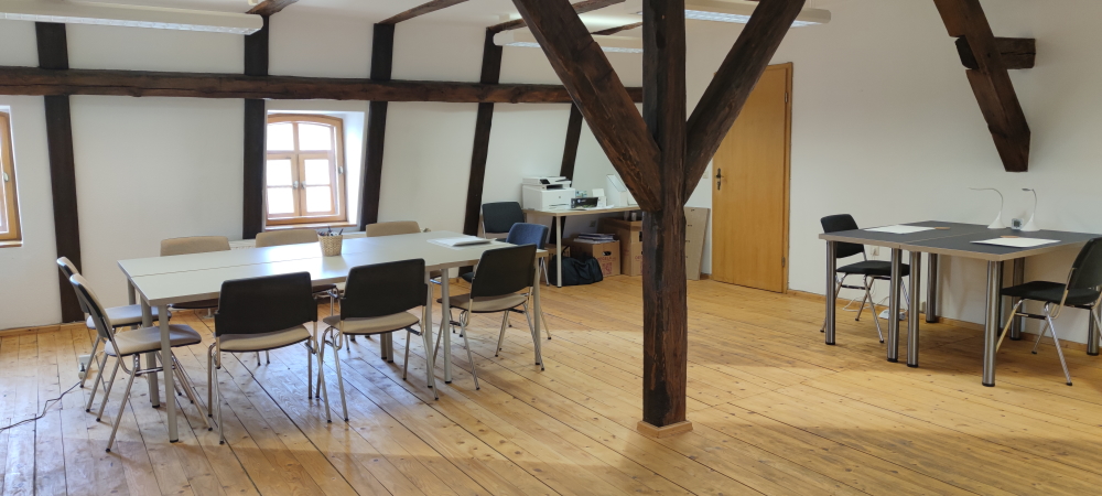 Tagungshotels - Portier: kein Portier - Der Seminarraum mit verschiedenen Tischen - Elstermühle Plessa