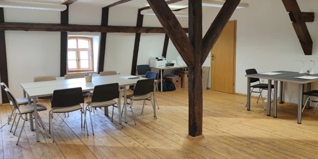 Tagungshotels - Beamer und Leinwand - Der Seminarraum mit verschiedenen Tischen - Elstermühle Plessa