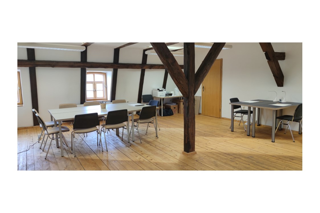Seminarraum: Der Seminarraum mit verschiedenen Tischen - Elstermühle Plessa